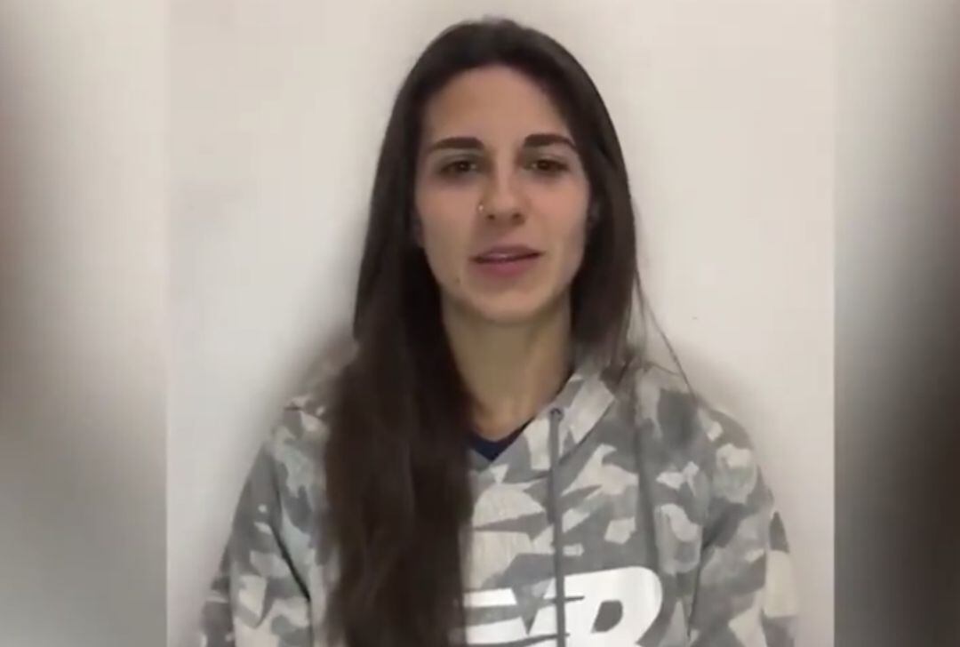 Marta Cardona responde a las preguntas desde su casa