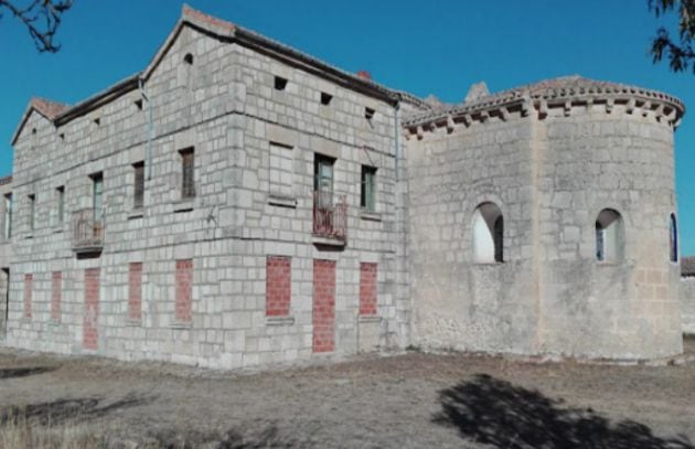 La casa está añadida a la iglesia románica