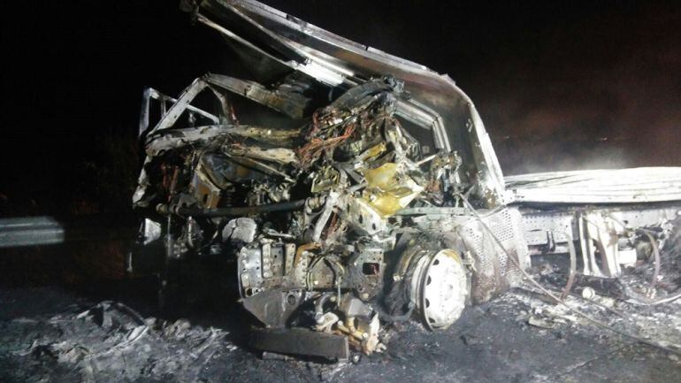 Estado en el que ha quedado una de las cabinas de los camiones accidentados 