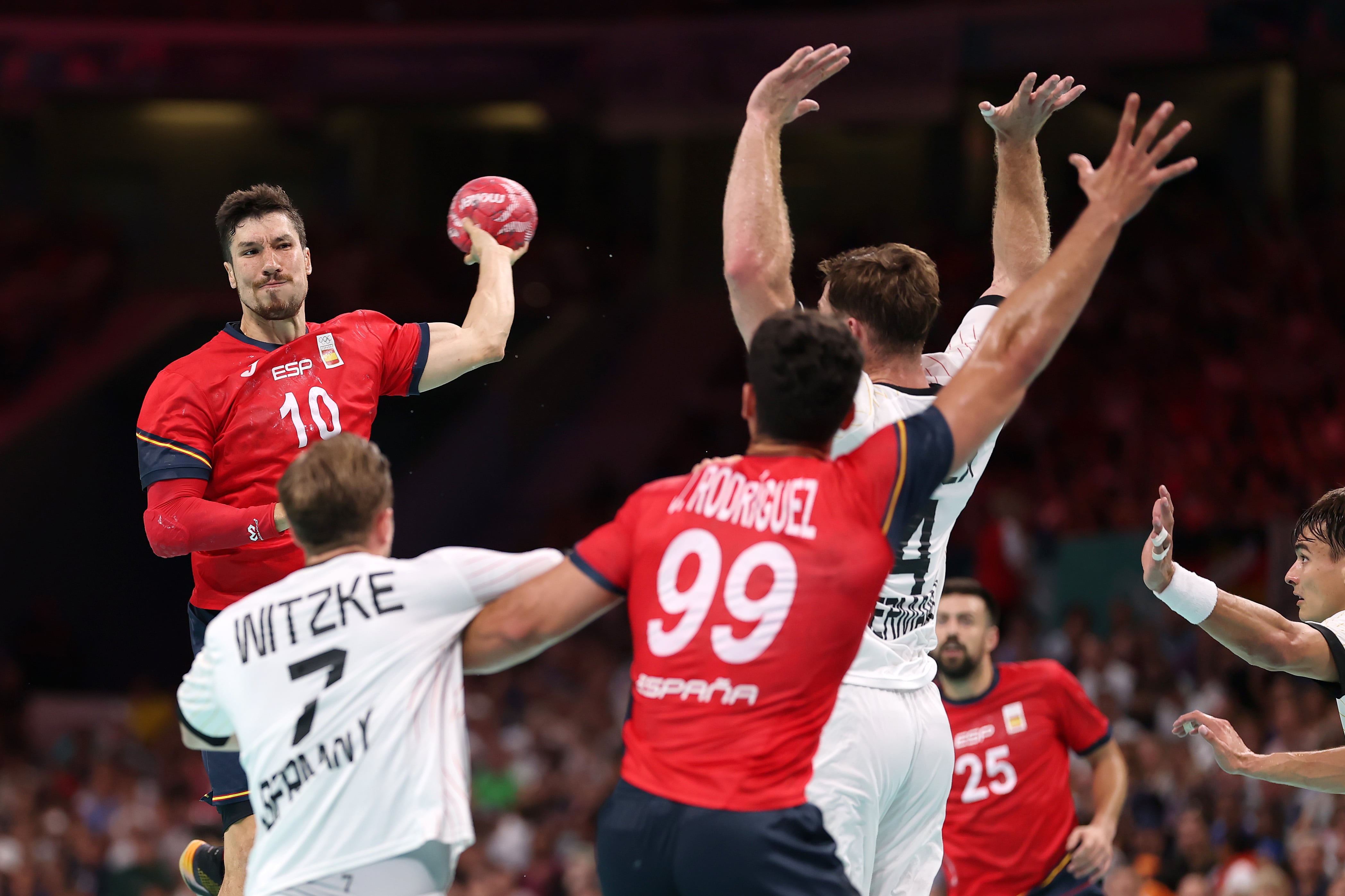 Alex Dujshebaev, ante Luca Witzke y Johannes Golla durante las semifinales. (Alex Davidson/Getty Images)