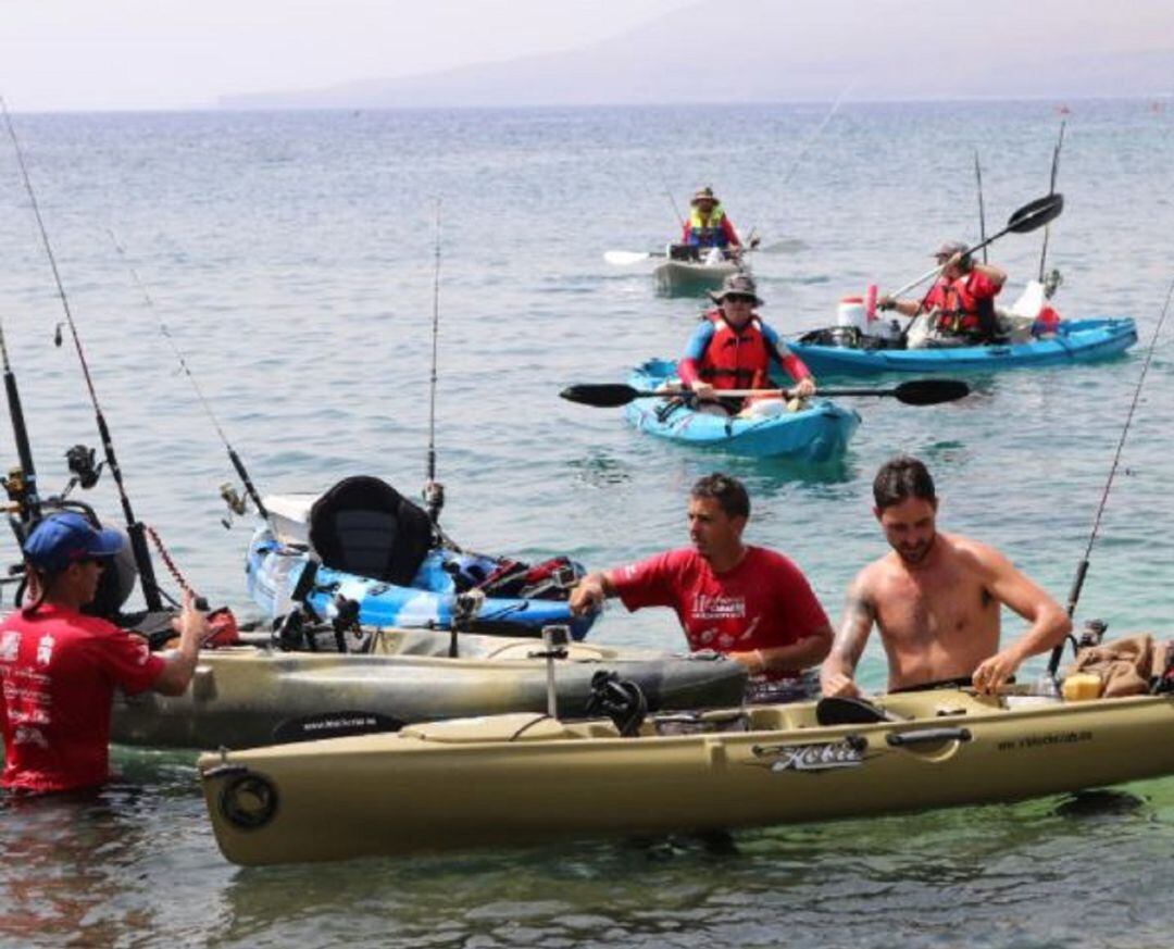 Pescadores a bordo de varios kayak.