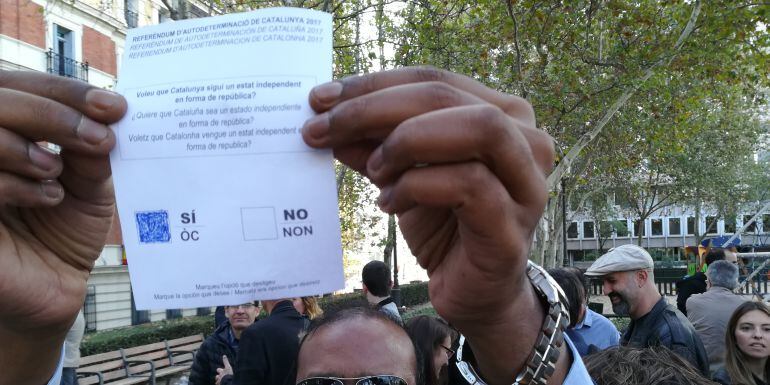 Papeleta del referéndum exhibida frente a la Audiencia Nacional en octubre