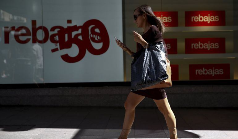 Una mujer, de compras en el centro de Madrid