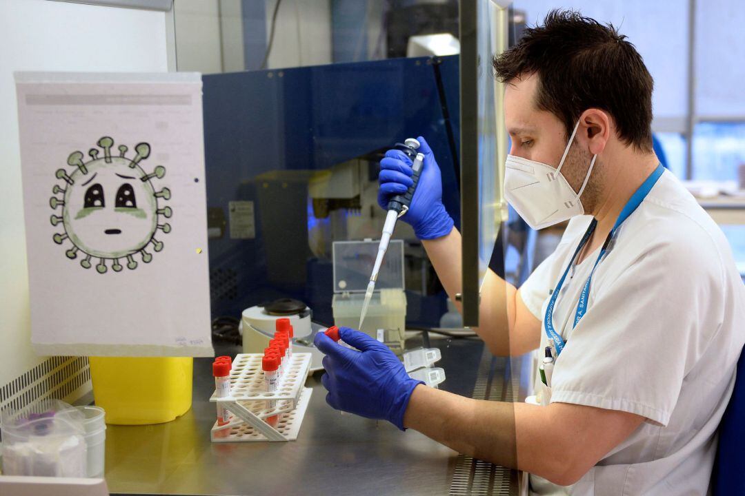 Un técnico de un laboratorio de hospital analiza pruebas PCR, en una imagen de archivo