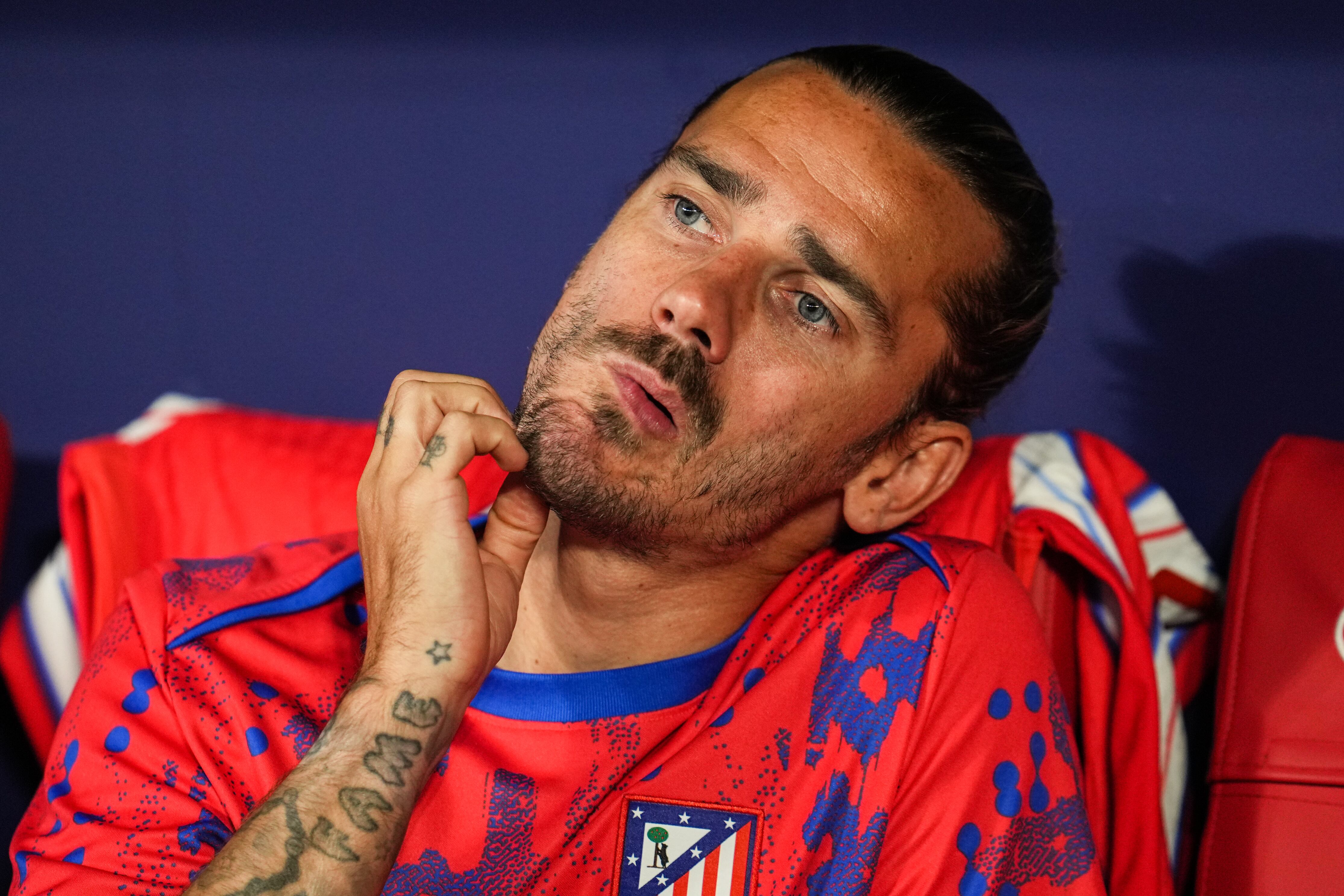 Antoine Griezmann, en el banquillo durante el partido de LaLiga entre el Atlético de Madrid y Rayo Vallecano