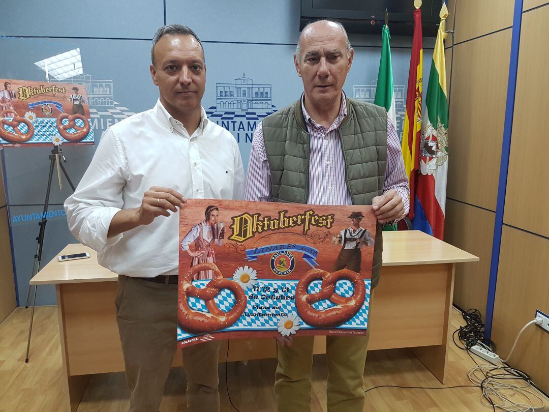 Joaquín Gónzalez, hermano mayor de la cofradía del Prendimiento y Javier Tortosa, concejal de festejos, durante la presentación del evento.