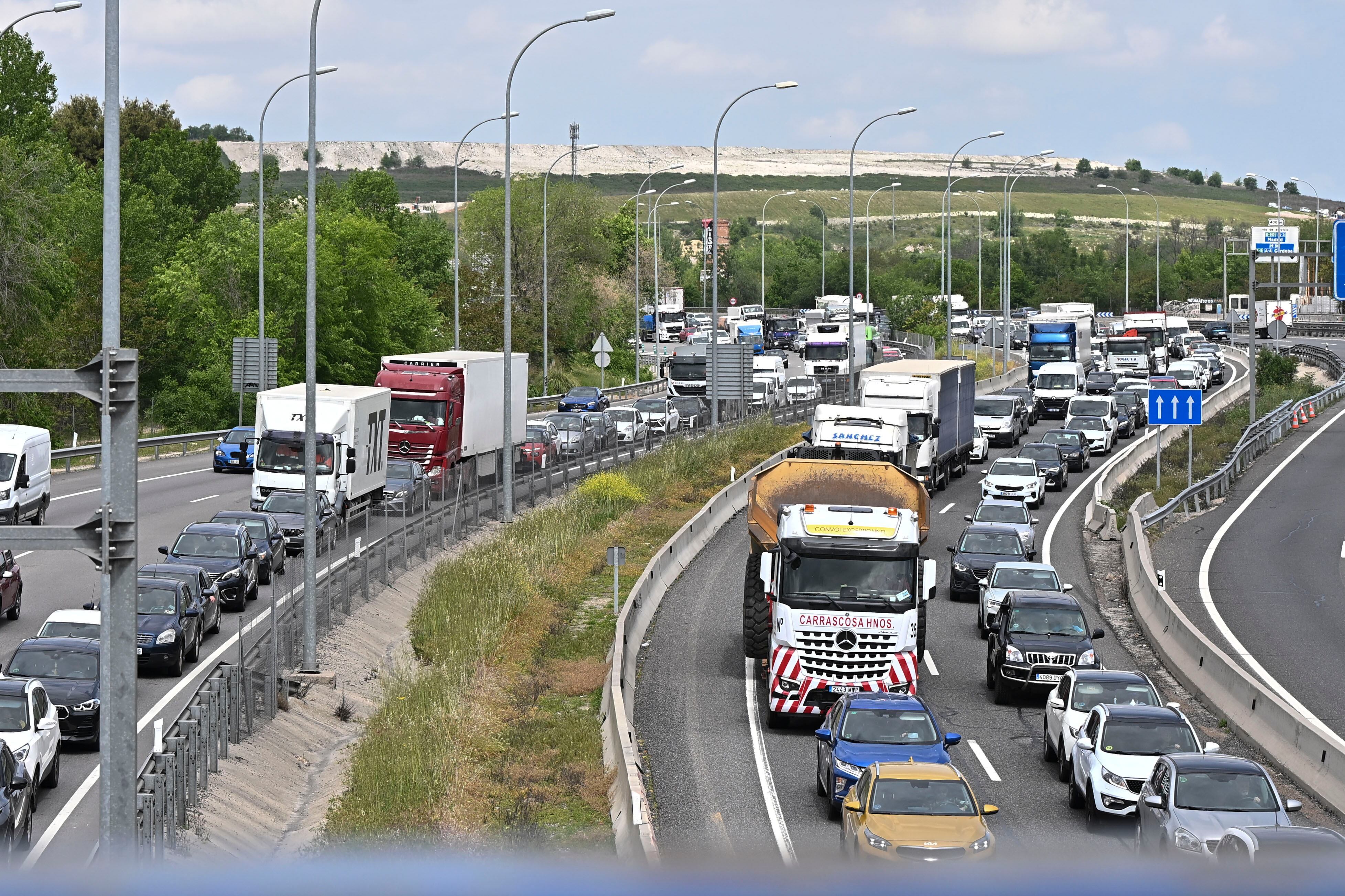 Vista de la salida de Madrid por la A3 a la altura de Rivas Vaciamadrid este miércoles. EFE/ Fernando Villar