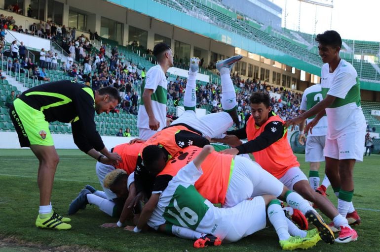 Los jugadores del Ilicitano celebran el 3-0 y la permanencia