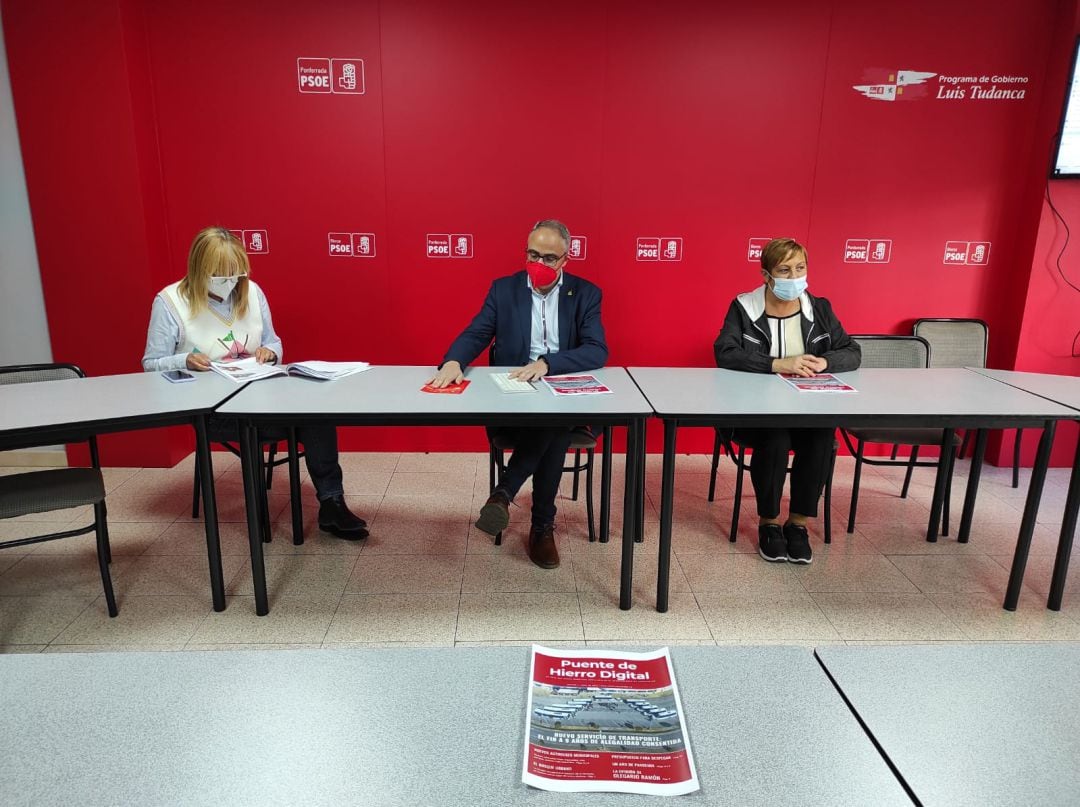 En la presentación participaron el alcalde y secretario general de la Agrupación Socialista de Ponferrada, Olegario Ramón; la portavoz del Grupo Municipal Socialista, Carmen Doel; y la Secretaria de Organización de la Agrupación Socialista de Ponferrada, 