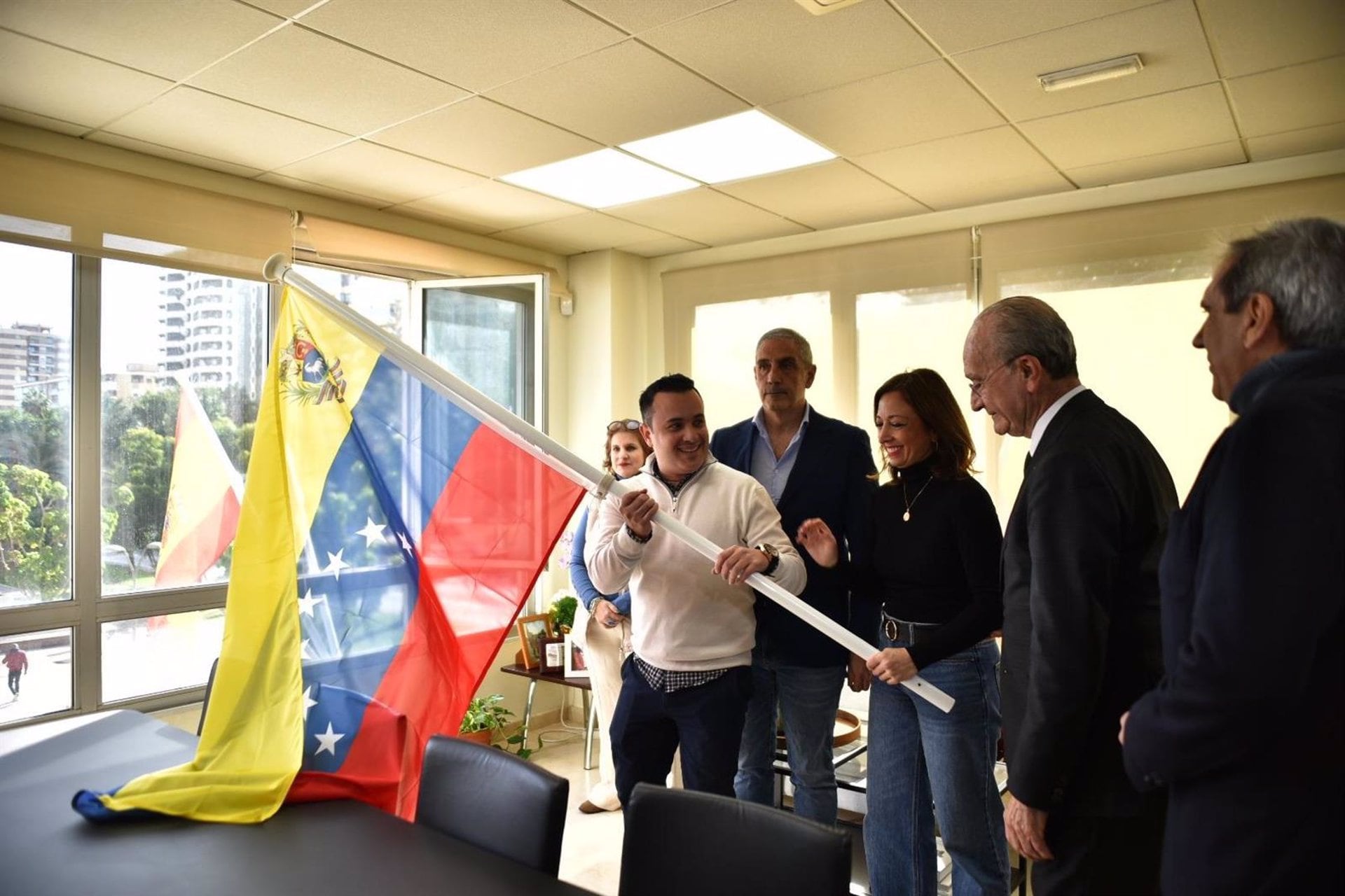 PP despliega una bandera de Venezuela para reconocer a González Urrutia presidente y como símbolo de libertad