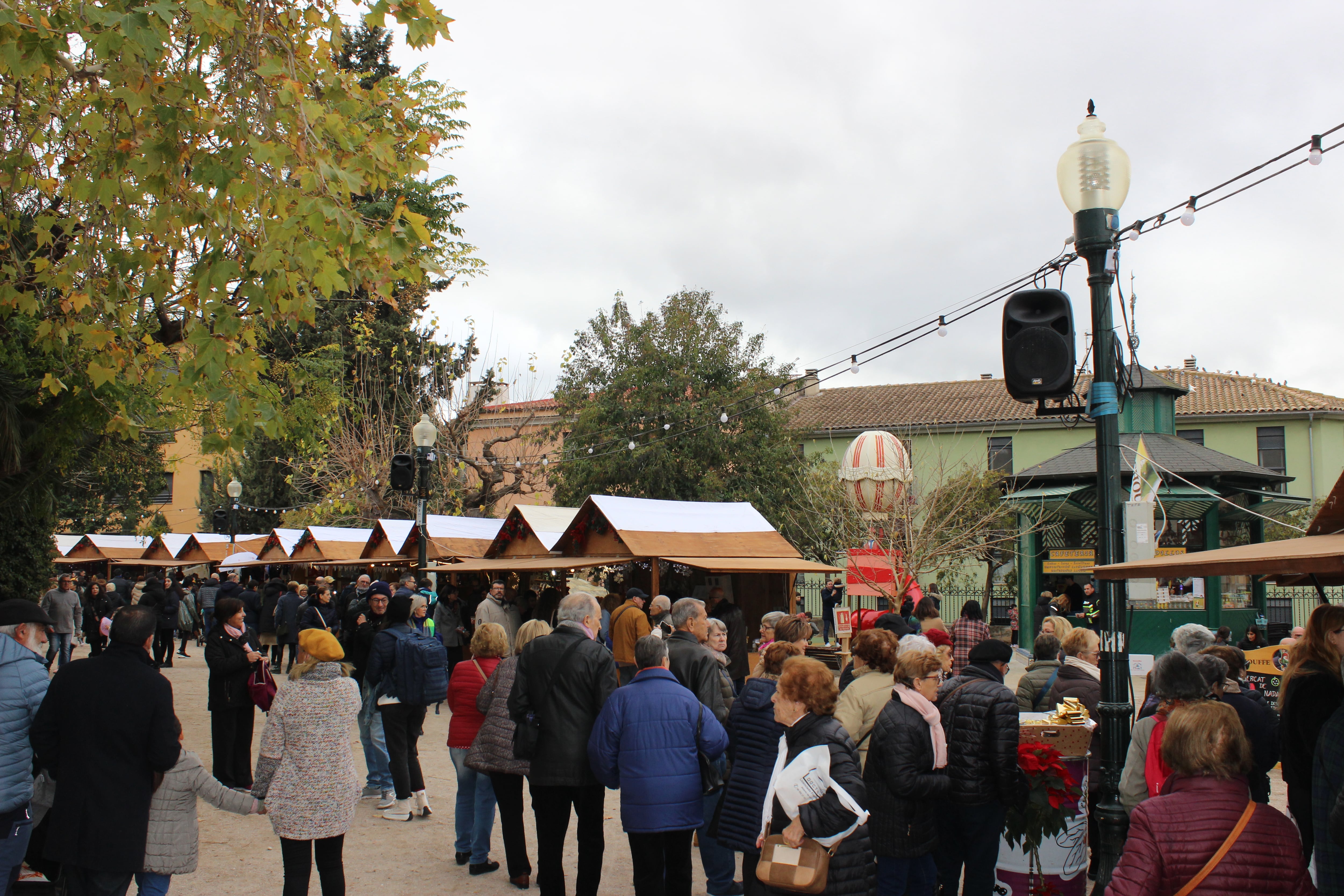 El Mercat de Nadal de Alcoy ha abierto sus puertas este miércoles en La Glorieta.
