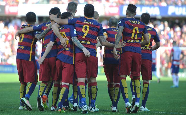 Los jugadores del Barcelona celebran el triunfo que les dio el título de Liga en Granada.