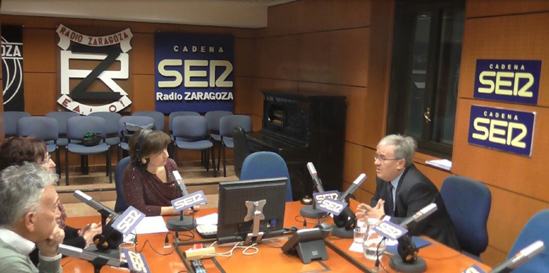 El Justicia de Aragón, Ángel Dolado, en los estudios de Radio Zaragoza