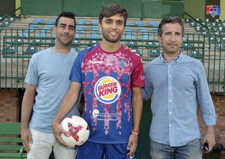 Álex Conde instantes antes de su presentación en La Albuera con el presidente del club Agustín Cuenca - derecha - y Manuel González.