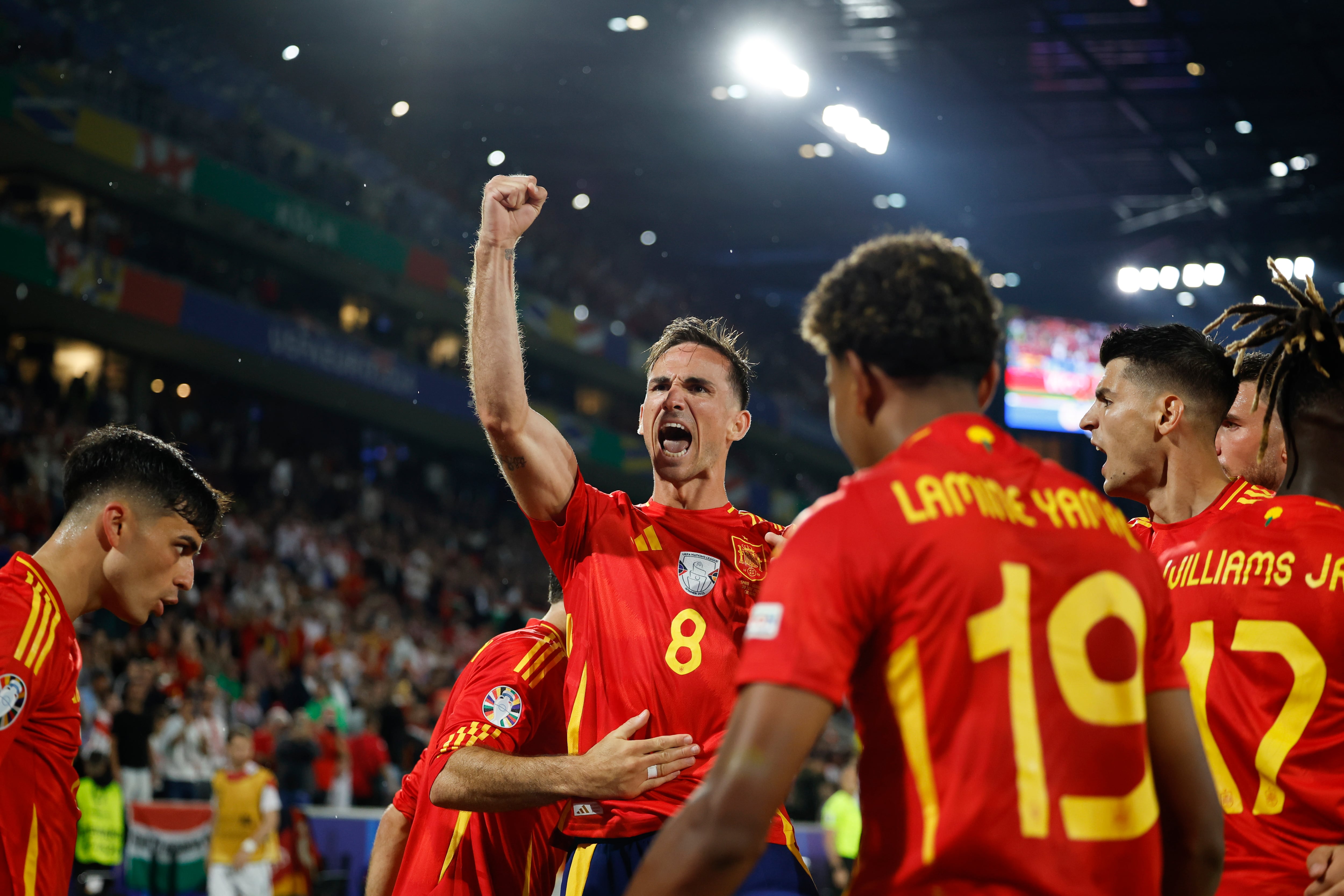 COLONIA (ALEMANIA), 30/06/2024.- El centrocampista de la selección española de fútbol Fabián Ruiz (2-i) celebra con sus compañeros tras marcar el segundo gol ante Georgia, durante el partido de octavos de final de la Eurocopa que las selecciones de España y Georgia disputan este domingo en Colonia. EFE/Alberto Estévez
