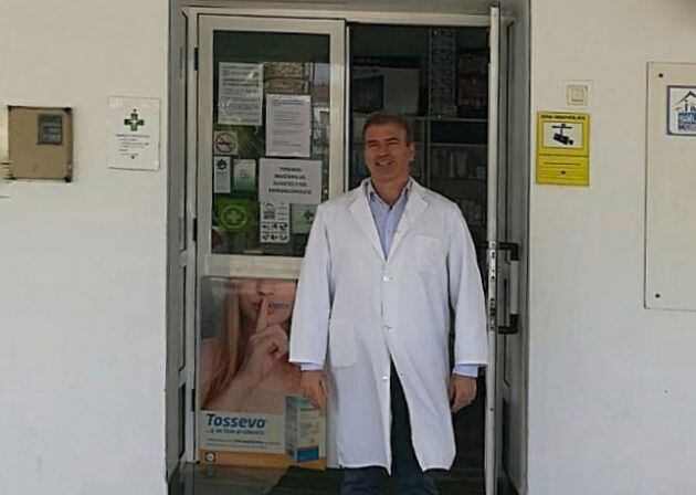 Ángel Alejandre, el titular de la Farmacia de Mesas de Guadalora en Hornachuelos, Córdoba.