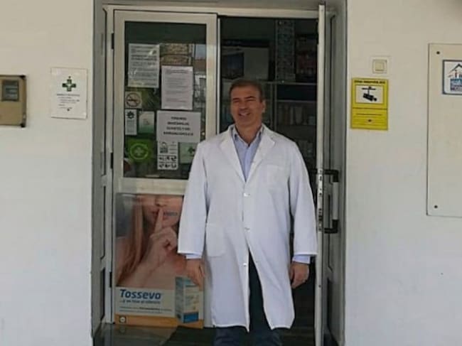 Ángel Alejandre, el titular de la Farmacia de Mesas de Guadalora en Hornachuelos, Córdoba.