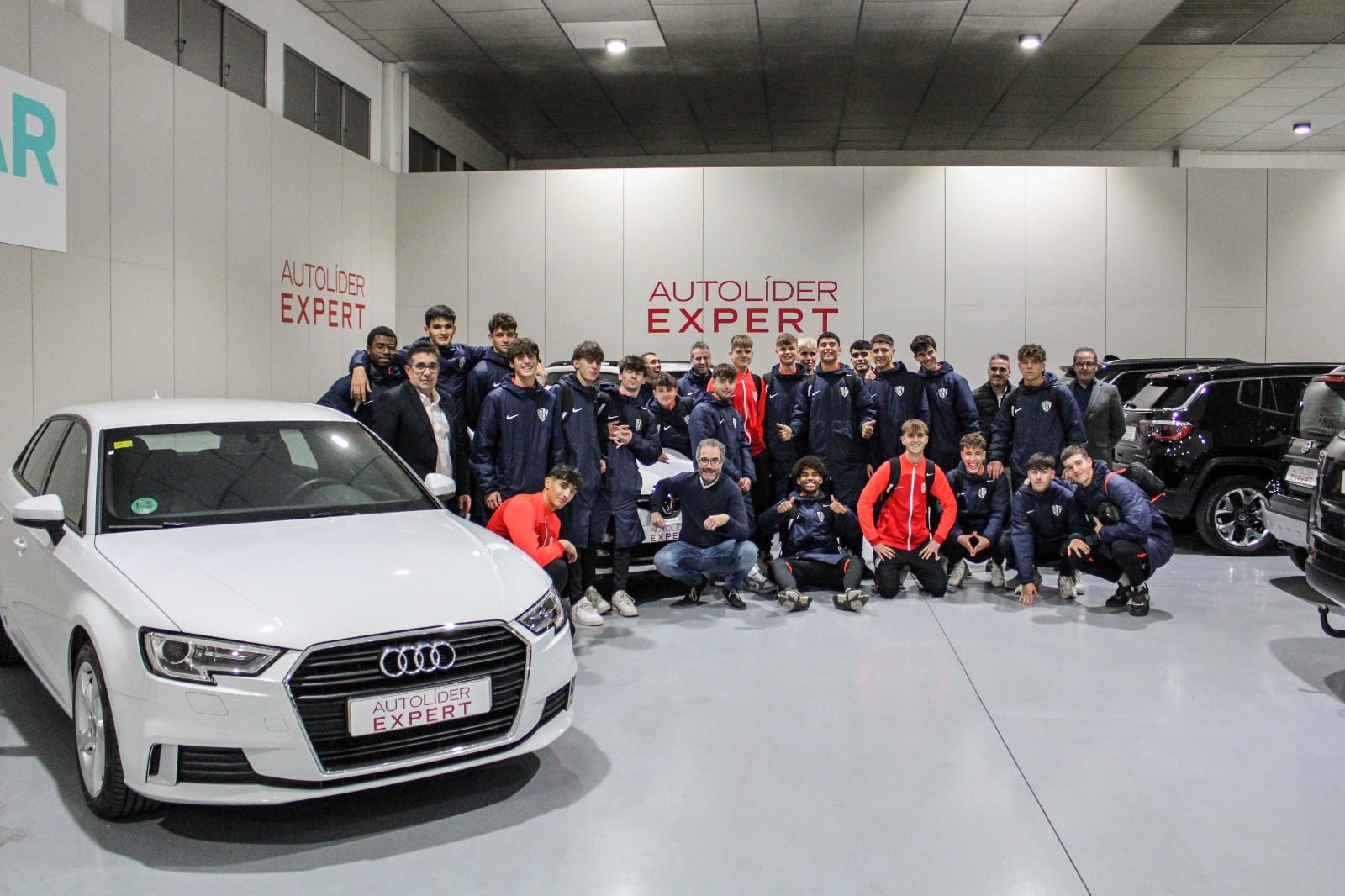 Los jugadores de la SD Huesca juvenil en las instalaciones de Autolíder Expert