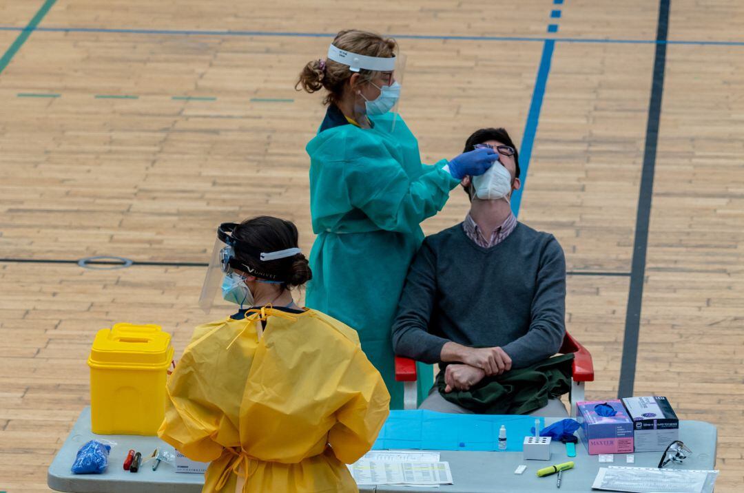 Sanitarios trabajando durante las pruebas de cribado de covid-19 con test de antígenos 