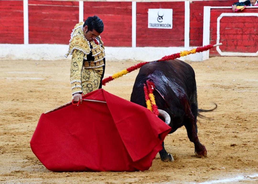 Emilio de Justo con la cintura encajada en la faen al primero de su lote