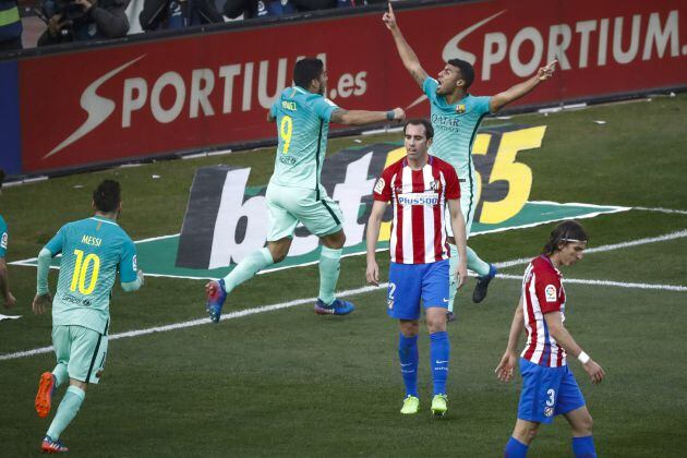 Rafinha celebra su tanto al Atlético de Madrid.