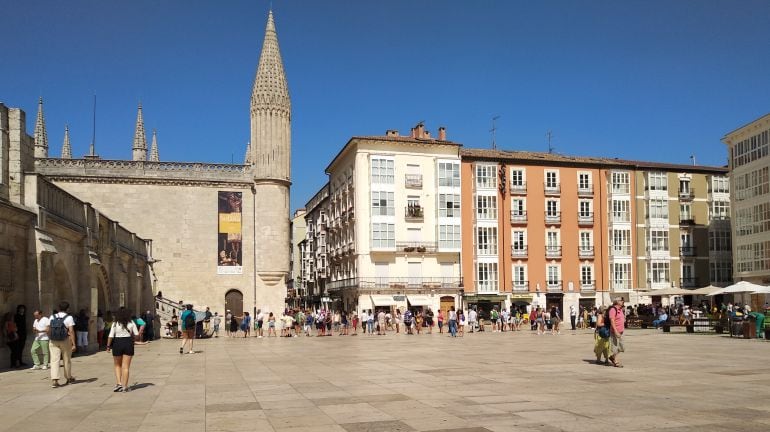 Cola para acceder a la taquilla de la Catedral de Burgos