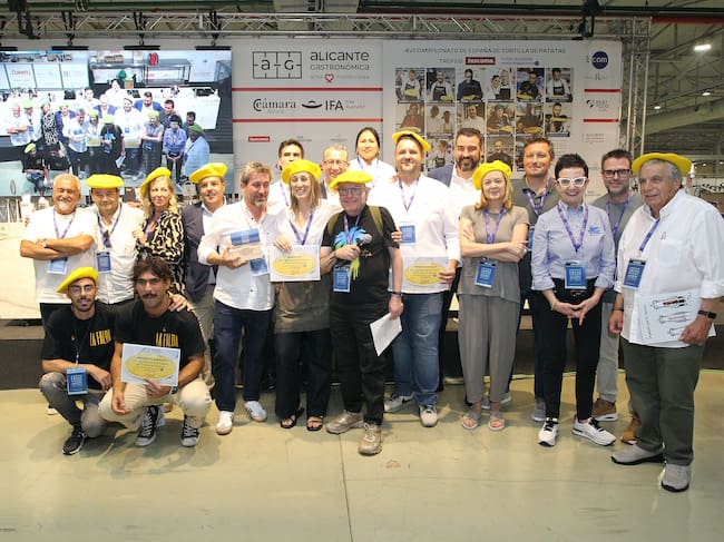 Kiko Moya, junto a los premiados y al resto de jurado