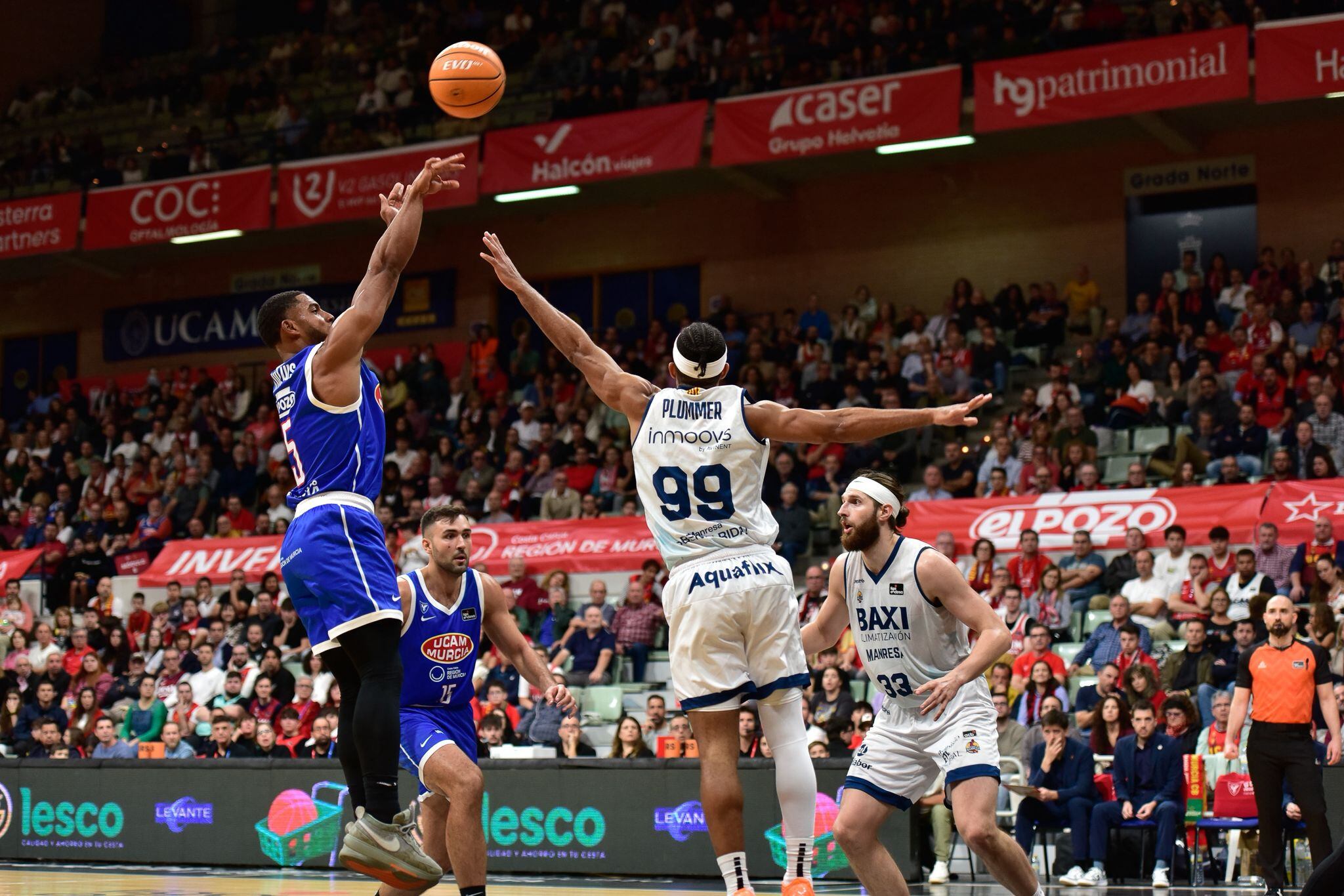 De Julius, jugador de UCAM Murcia, tira un triple ante Baxi Manresa.