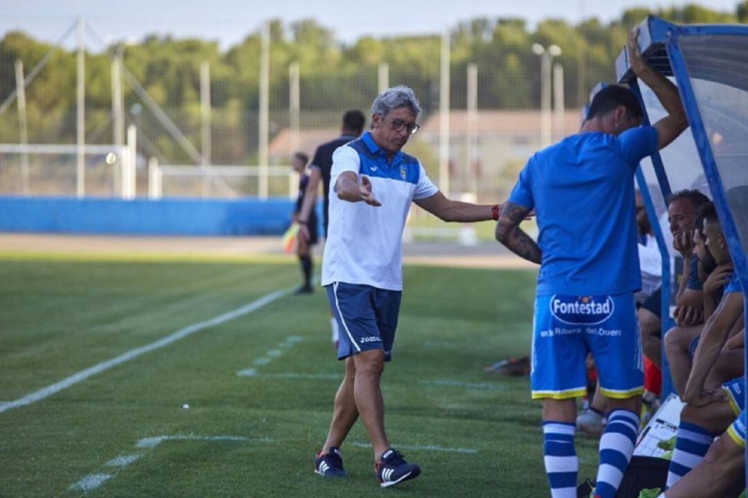 El técnico contrariado con una acción de juego durante el choque ante el Santa Marta.