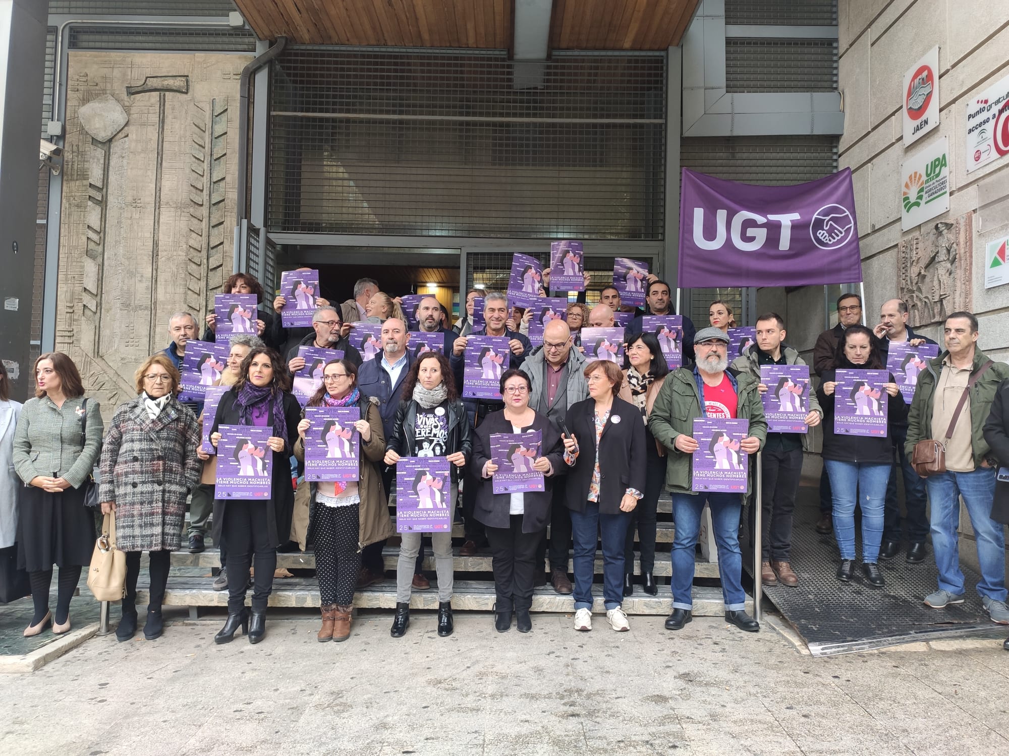 Mujeres y hombres de UGT Jaén durante la concentración a las puertas del sindicato con motivo del 25N