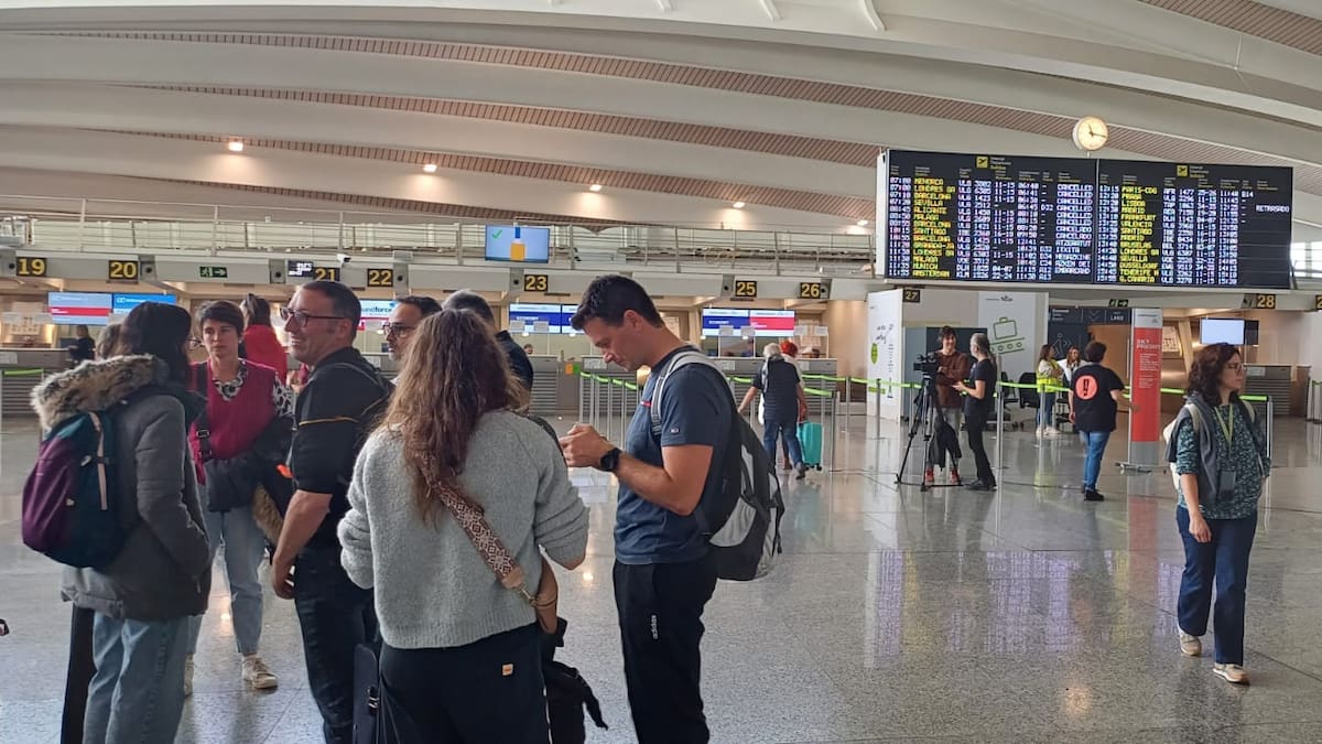 Los fuertes vientos en Bizkaia provocan la cancelación de 17 vuelos en el aeropuerto de Bilbao