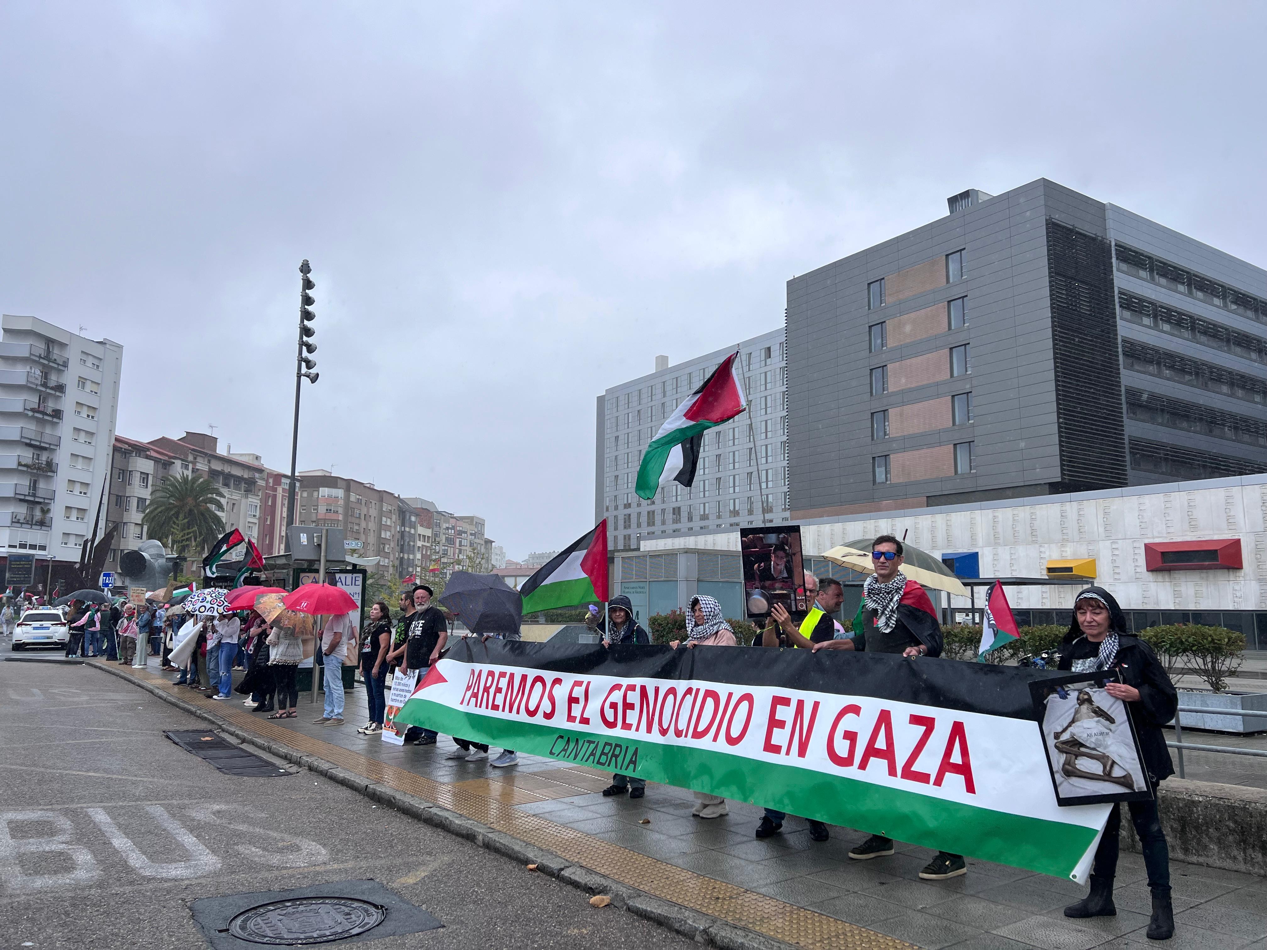 Una cadena humana alrededor del hospital Valdecilla para abrazar simbólicamente a Gaza.