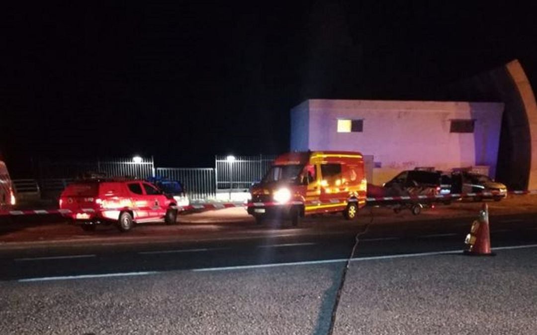 Los bomberos y los GEAS han hallado la motocicleta siniestra en la madrugada de este jueves