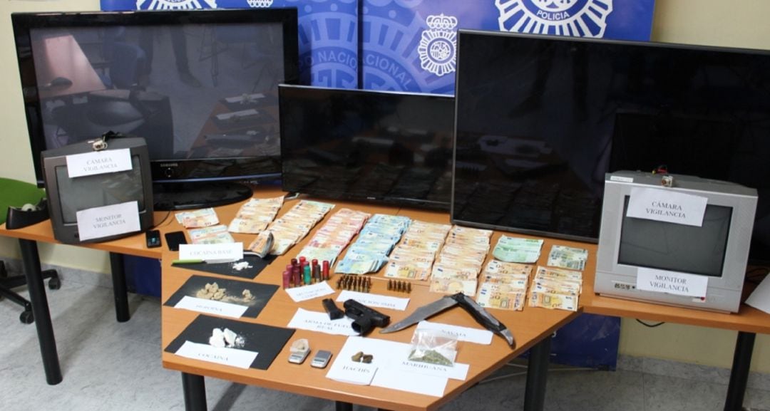 En la Operación se ha logrado incautar diversos tipos de droga (cocaína, heroína, hachís, marihuana), armas, dinero en metálico y otros enseres