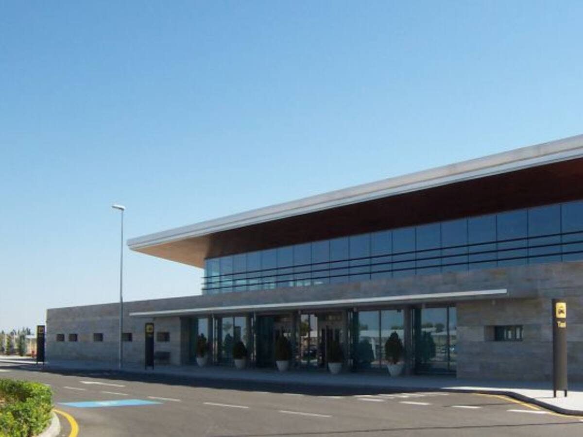 El aeropuerto registra en 2015 un 93% menos de pasajeros que en su mejor año