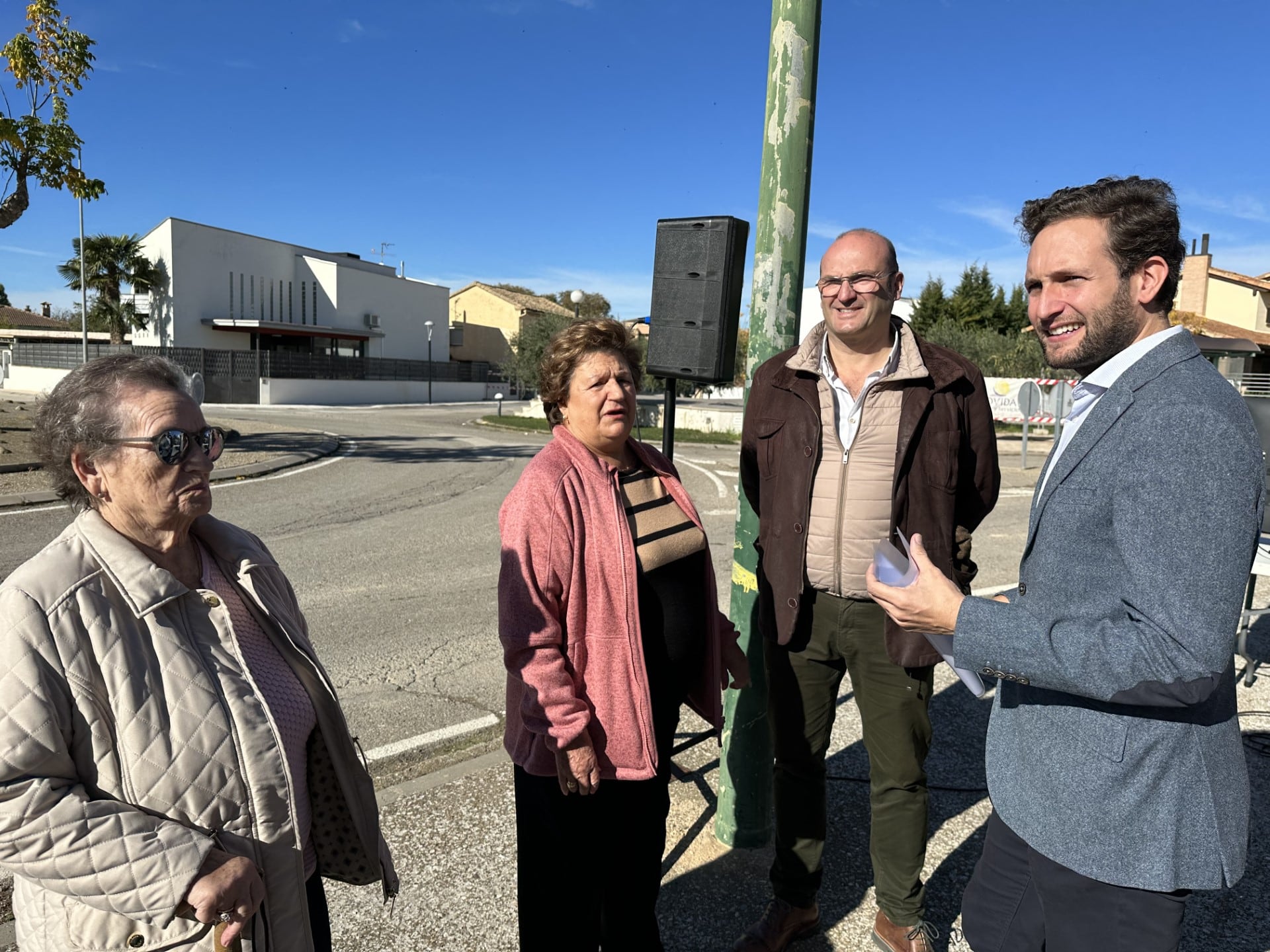 Dos vecinas y el alcalde de Chimillas junto al presidente de la DPH, Isaac Claver