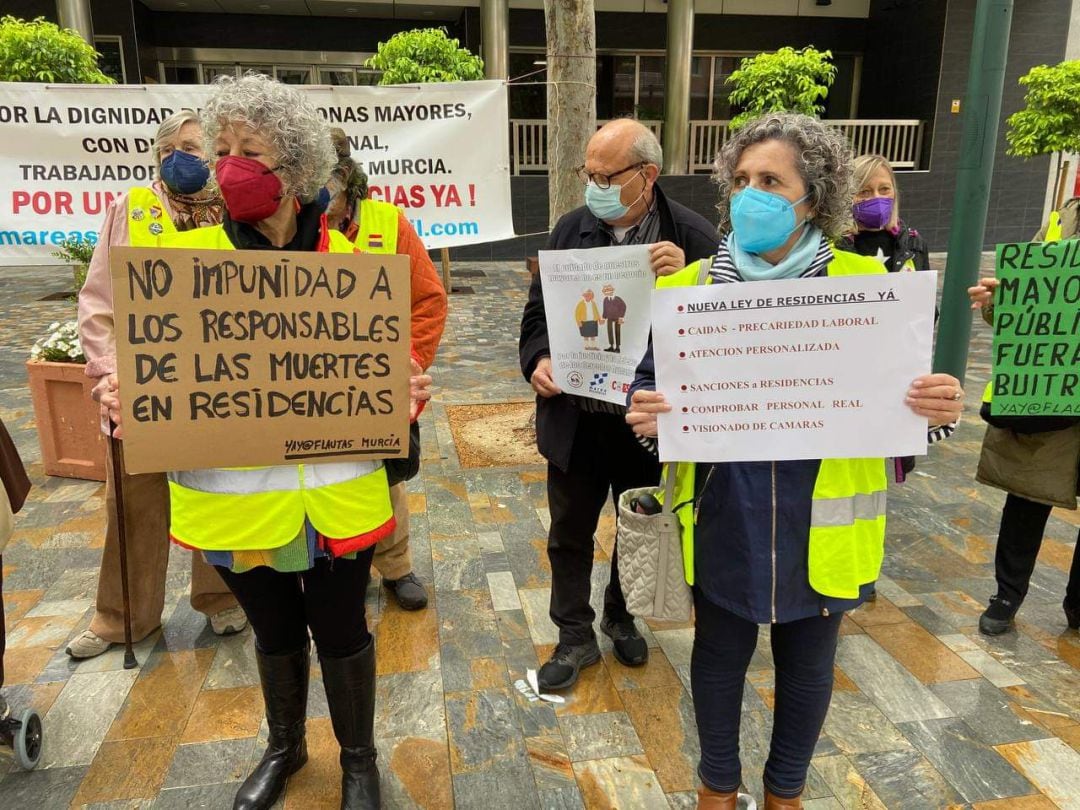 Familiares de ancianos fallecidos en residencias de la Región de Murcia reclaman justicia y una nueva Ley de Residencias