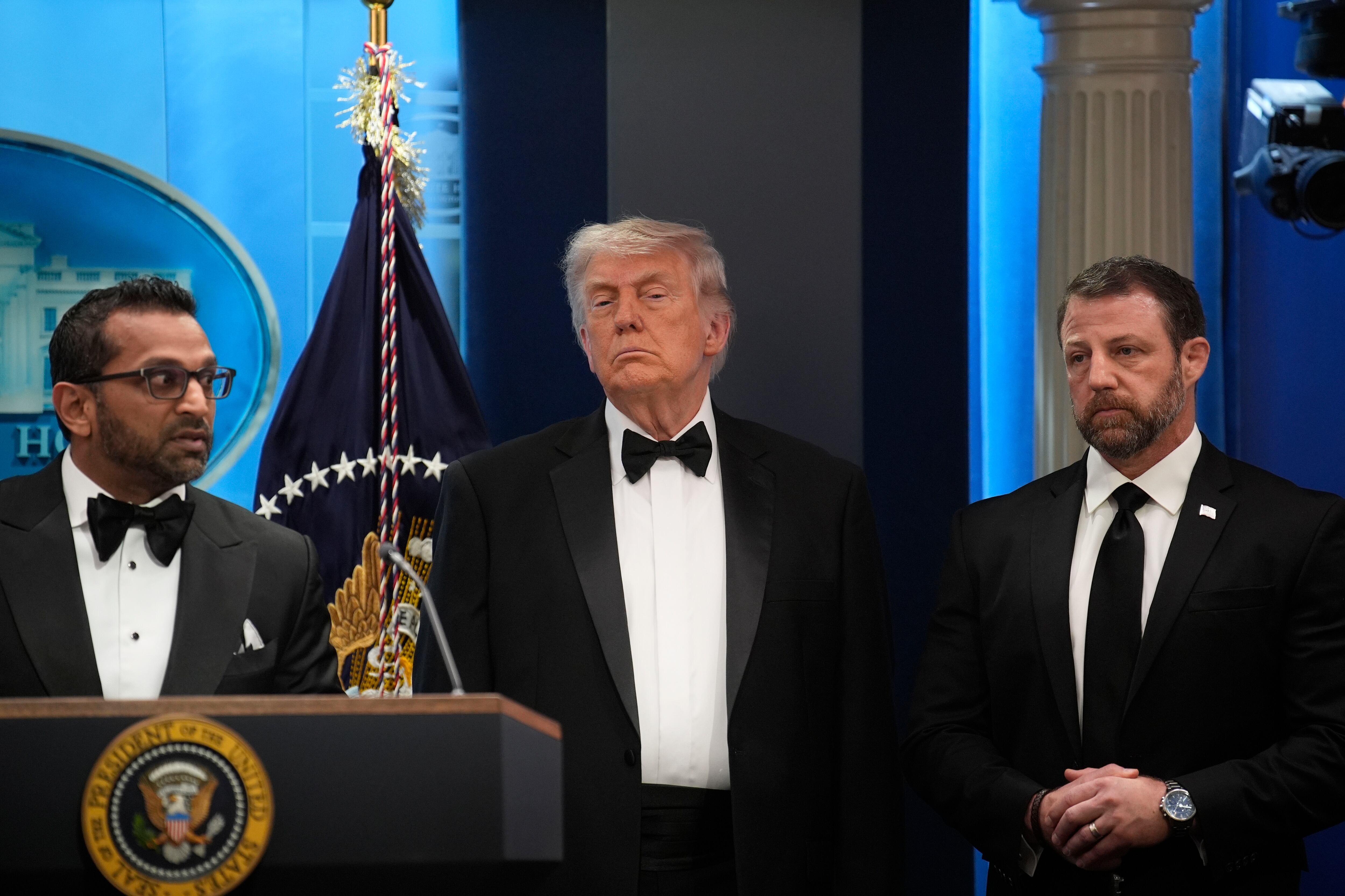 Kash Patel, director del FBI, el presidente de Estados Unidos, Donald J. Trump, y el secretario del Departamento de Seguridad Nacional, Markwayne Mullin, atienden a los periodistas en la sala de prensa de la Casa Blanca tras un tiroteo ocurrido frente al salón de baile del Washington Hilton.