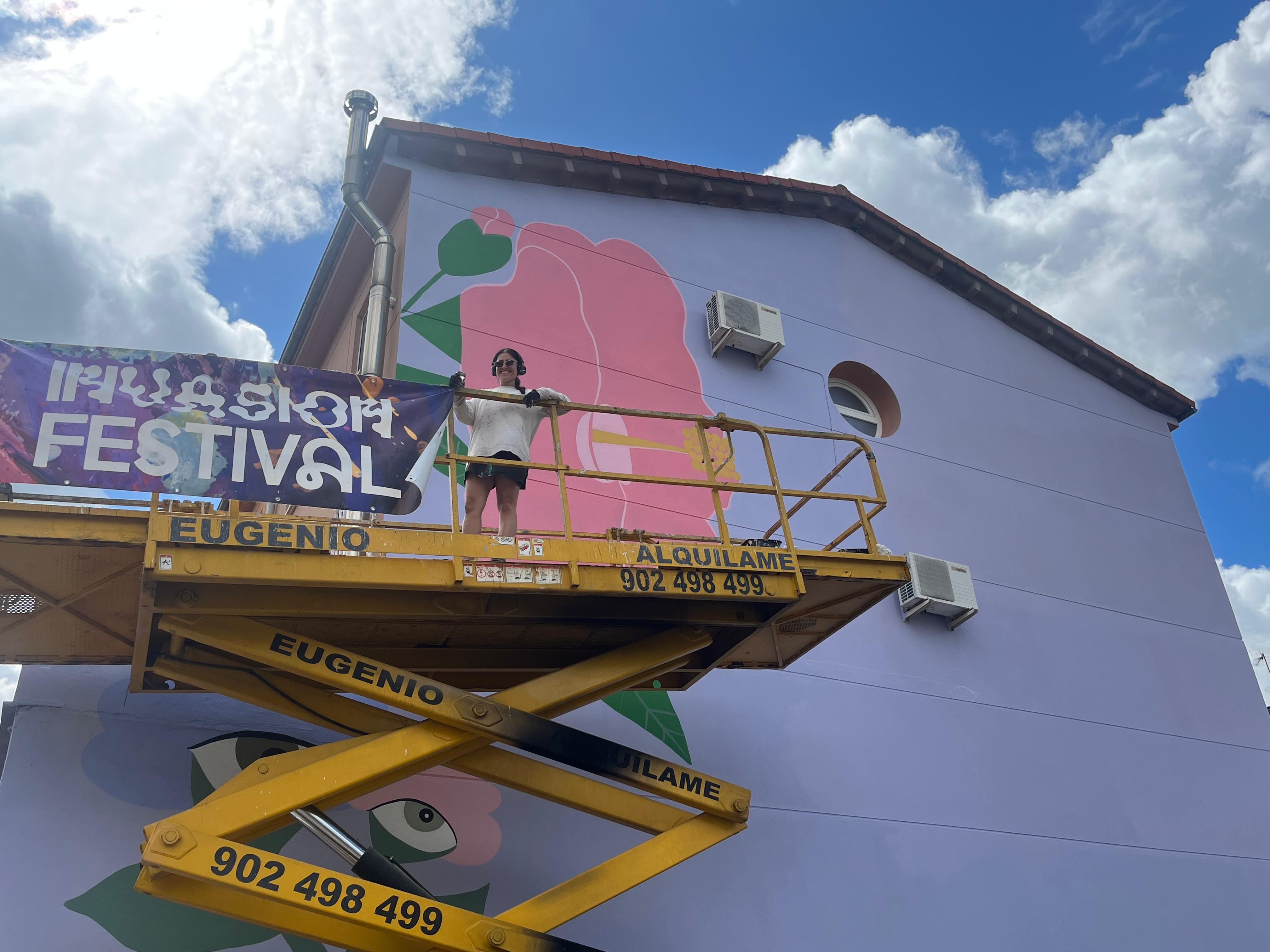 Alba Deliz posa junto a su obra en la calle Lázaro Ferrer.