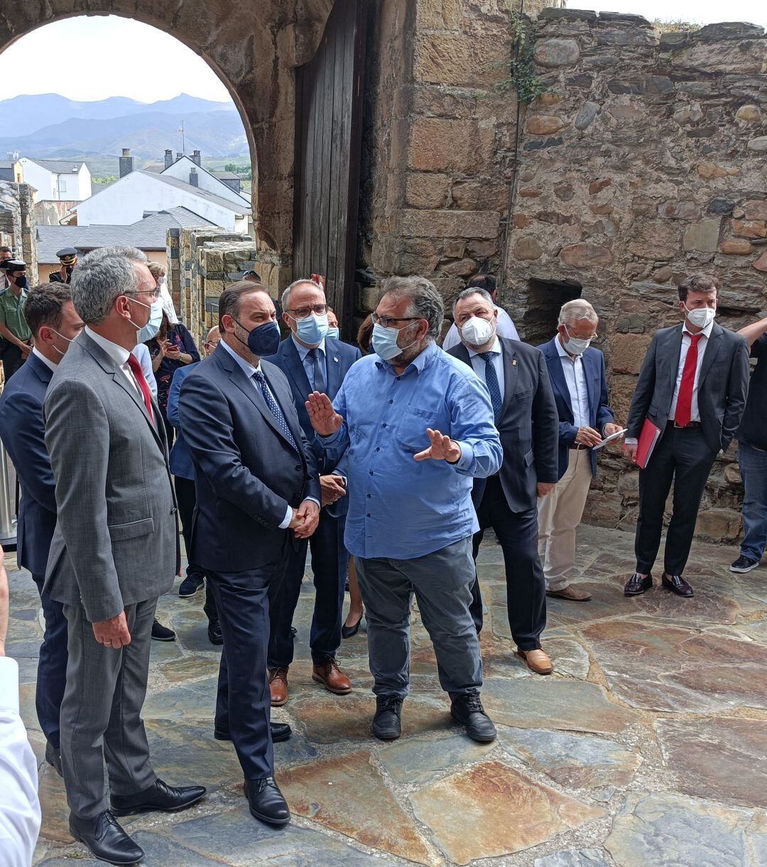 El ministro de Transporte, José Luis Ábalos recibe indicaciones sobre el castillo de los Templario del arquitecto Fernando Cobo