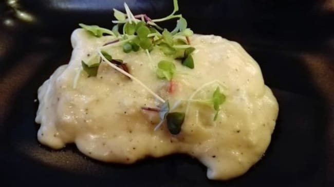 Canelón de pollo de corral con salsa trufada y glaseado de carne