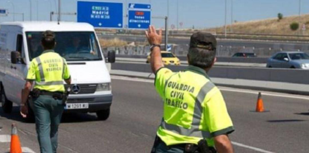 Agentes de la Guardia Civil participan en una campaña de control de furgonetas de la DGT.