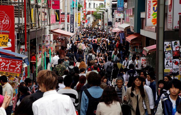 Gente caminando en una calle comercial de Tokio