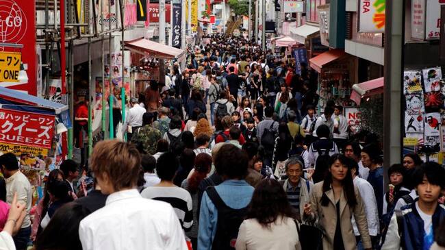 Gente caminando en una calle comercial de Tokio