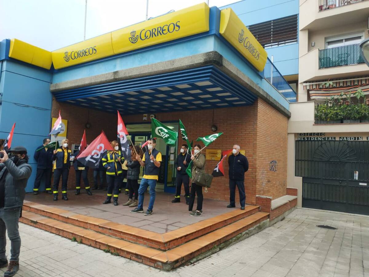 Unidades de reparto de Correos de toda la comarca se concentran contra los recortes