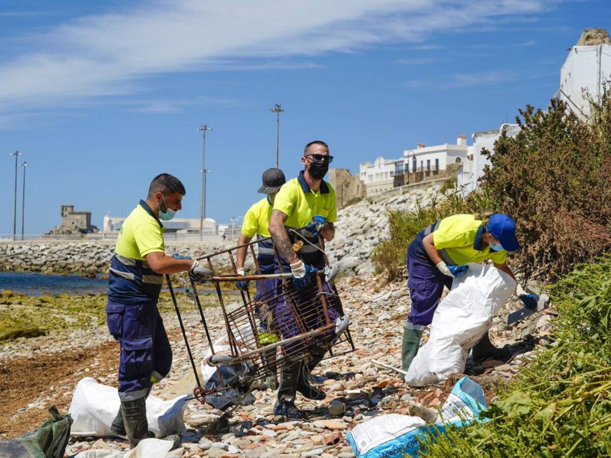 La Autoridad Portuaria inicia una limpieza intensiva del litoral de dominio público portuario