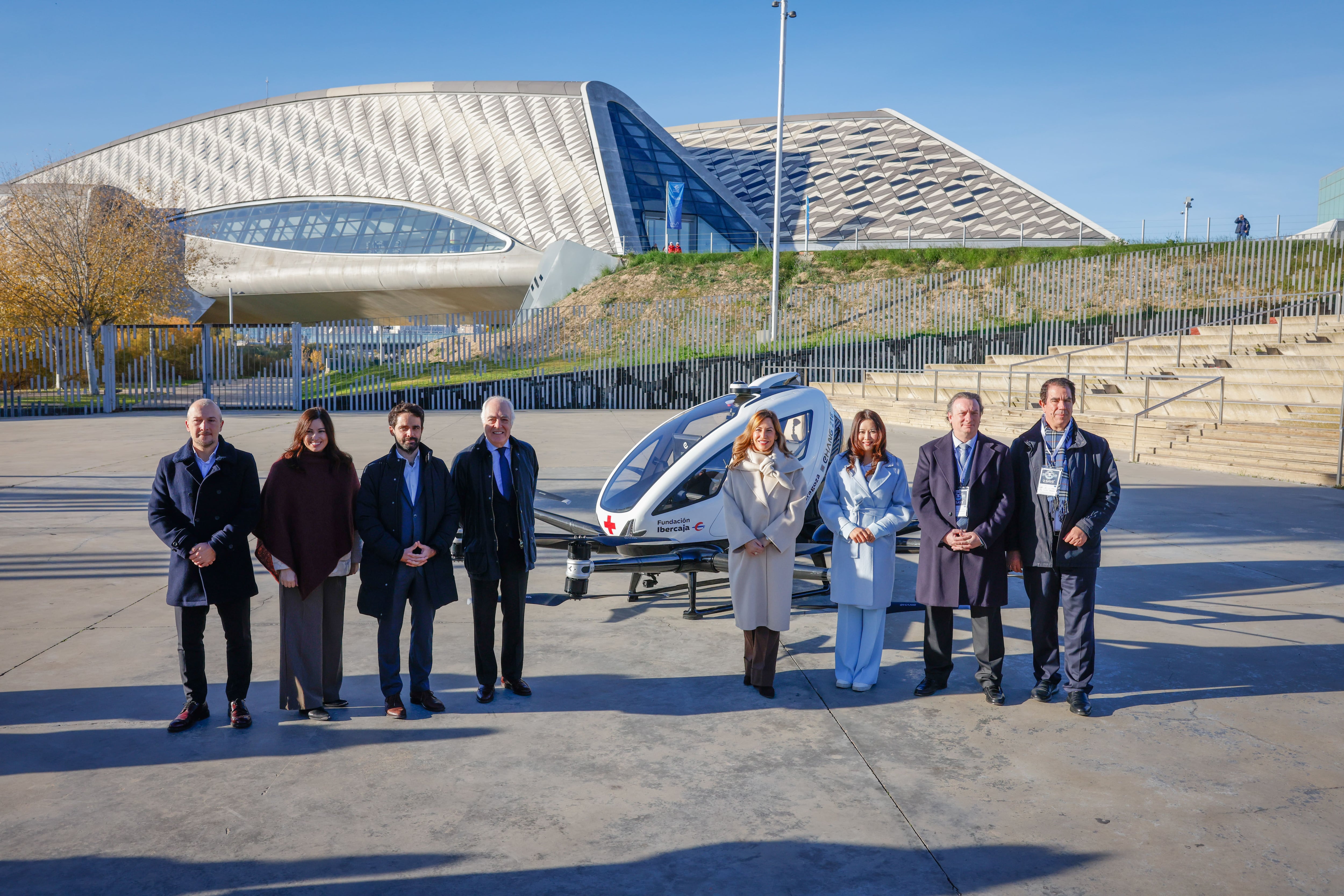 Ricardo Ortega, vicepresidente de EHang para Europa y Latinoamérica; Tatiana Gaudés, consejera de Movilidad del Ayuntamiento de Zaragoza; Martí Assot, jefe de innovación de EIT Urban Mobility; José Luis Rodrigo, director general de Fundación Ibercaja; Natalia Chueca, alcaldesa de Zaragoza; Victoria Jing Xian, COO de EHang para Europa y América Latina, Ángel Gil, director general de ALIA, y Alejandro Ibrahim, director del Aeropuerto de Teruel.