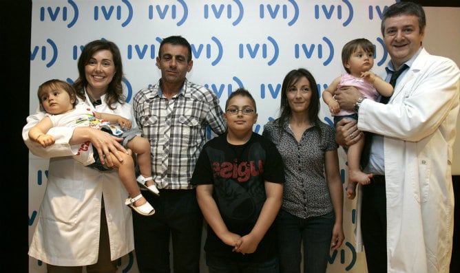 Fotografía facilitada por IVI. Izan posa con sus padres y hermanas, con la la doctora Isabel Badell y con el director del IVI en Barcelona, Agustín Ballesteros.