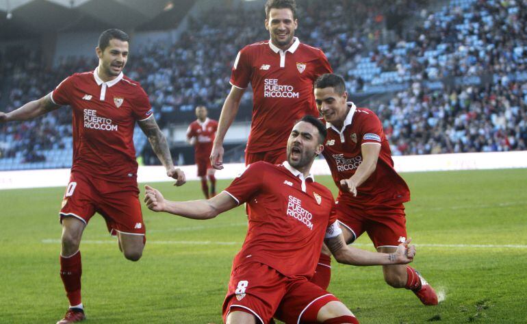 El centrocampista del Sevilla Vicente Iborra celebra el primer gol marcado para su equipo frente al Celta de Vigo