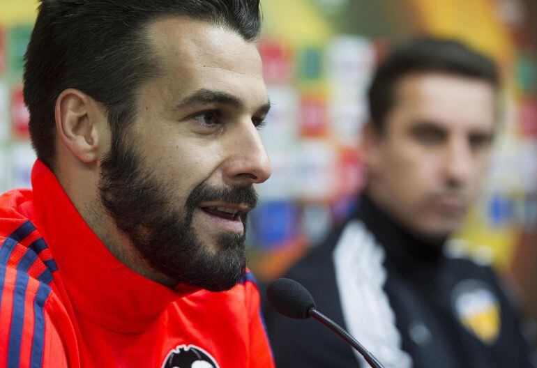 GRA201. VALENCIA, 17022016.- El delantero del Valencia CF Álvaro Negredo durante la rueda de prensa posterior al entrenamiento previo al partido de Liga Europa que disputarán frente al Rapid de Viena mañana en el estadio de Mestalla. EFEMiguel Ángel Polo